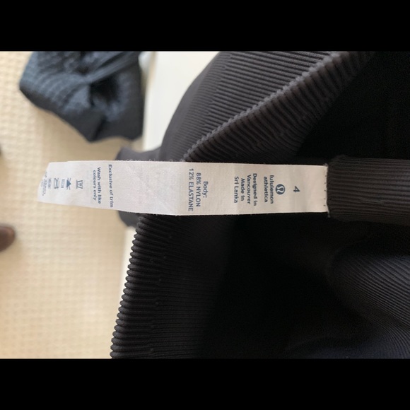 Like new Lululemon compression crop leggings sz 4 - Picture 6 of 6